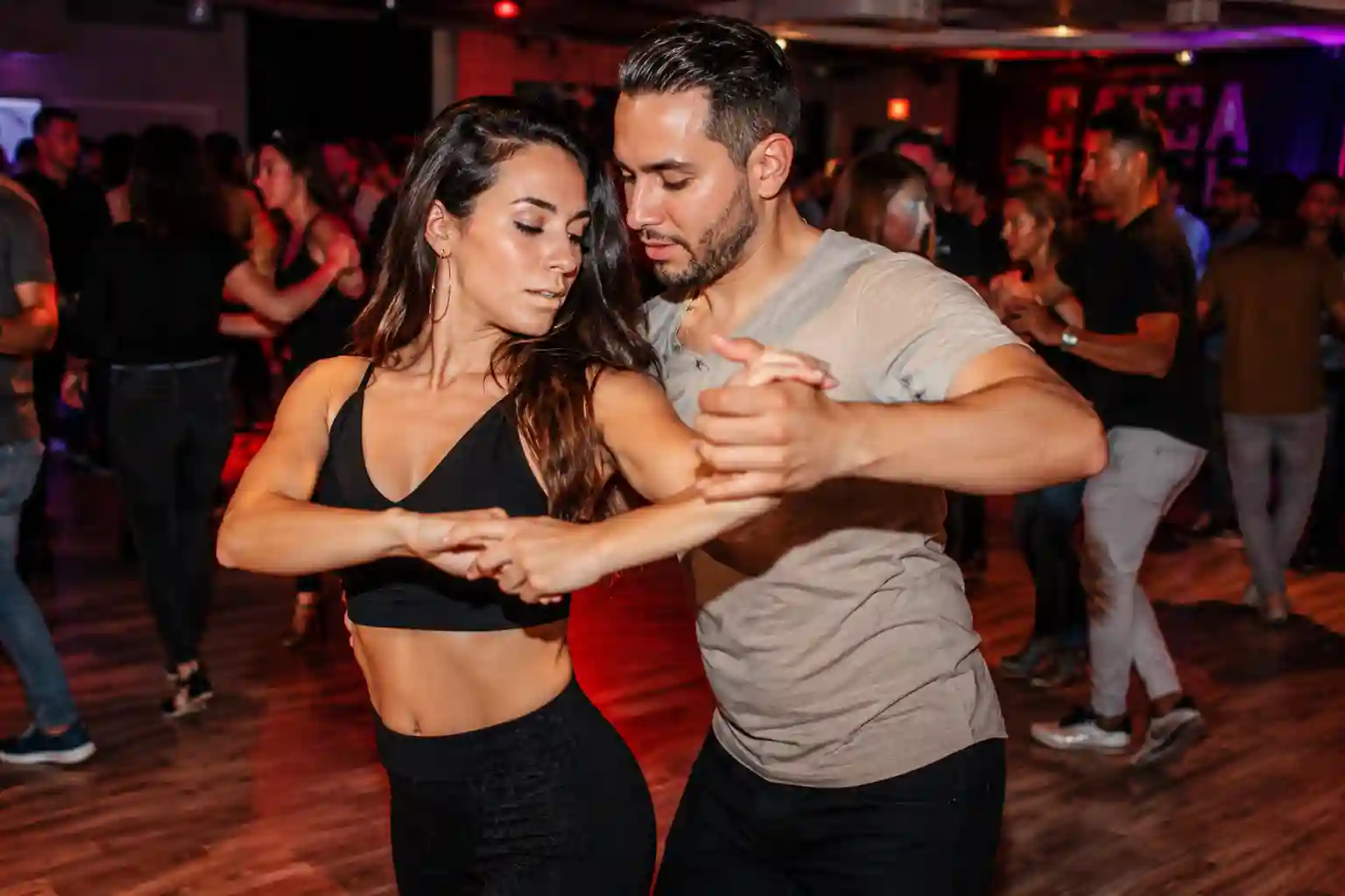uomini che guidano con forza nella salsa