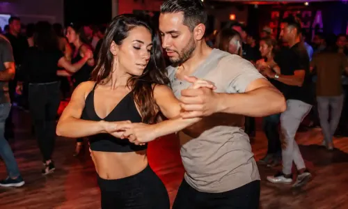 uomini che guidano con forza nella salsa
